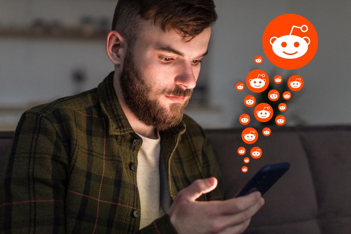 Mees lugemas Reddit turunduse sisu mobiiltelefonis